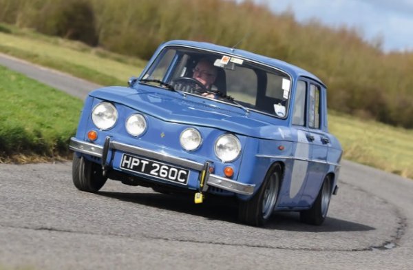 Cl&eacute;on-Fonte прави своя дебют в Renault Caravelle през 1962 година. Забележително, продължава чак до спирането на Dacia 1310 през 2004-а. Той е монтиран на всичко - от малкия ван Estafette до чудовищния 5 Turbo, който печели четири кръга от Световния рали шампионат.

Двигателят е използван от Alpine, DAF и Volvo, както и от Ford за южноамериканския Corcel. Появява се и в Ren&eacute; Bonnet Djet от 1962-а (по-късно преименуван на Matra Djet), който е общоприет като първият в света сериен автомобил със средноразположен двигател.